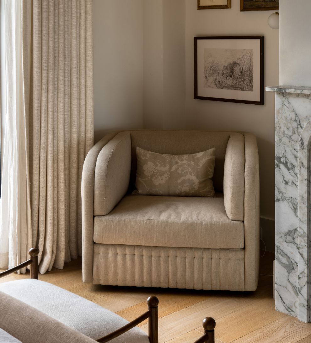 Holly Custom Swivel Chair Lounge Chairs